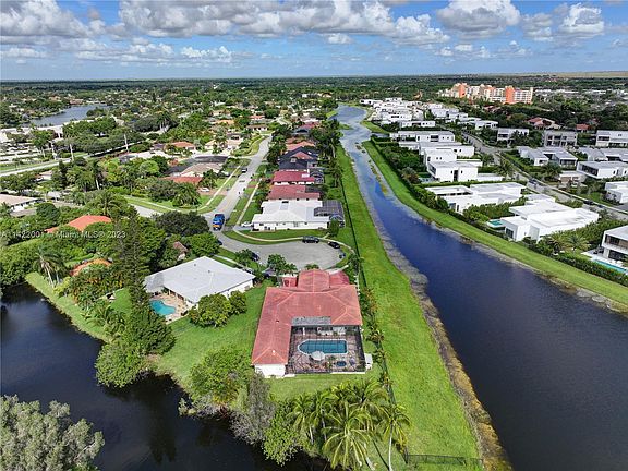 3rd image of 330 Golfview Dr