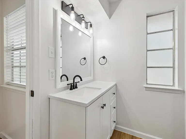 1600 Hazelwood St #B — Photo 13