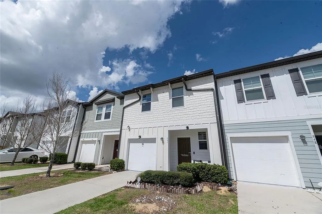 3 bed, 2.5 bath, 1404 sqft, $1,800 — Photo 1