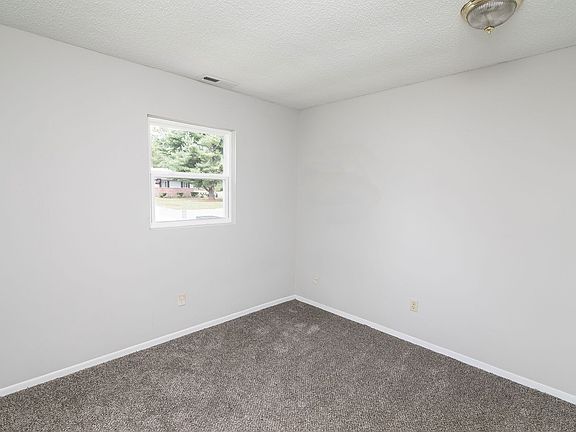 4th image of 1207 Middle Neck Dr
