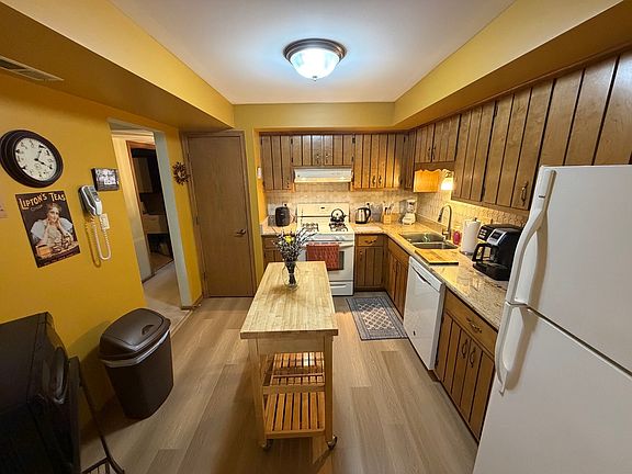 4th image of 15715 Deerfield Ct Unit 1N