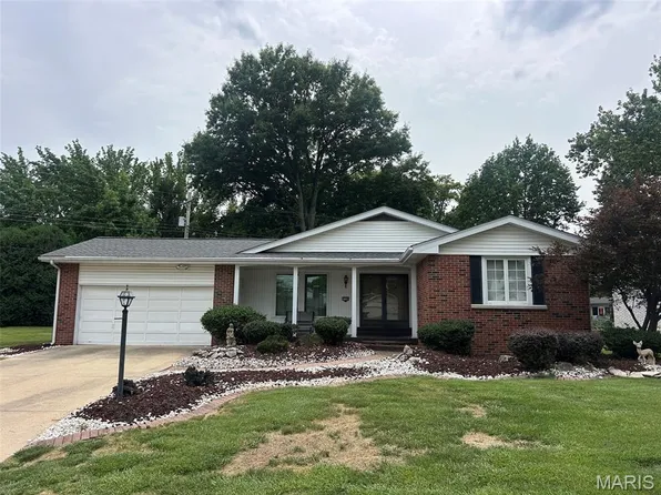 5106 River Aire Dr, Godfrey, IL 62035