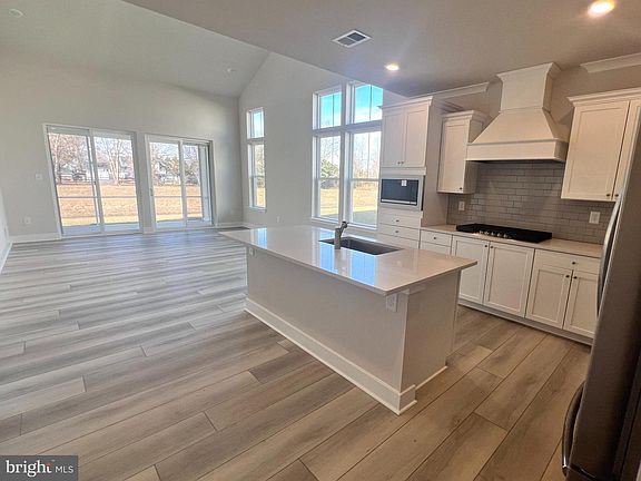 3rd image of 29291 Oxford Dr