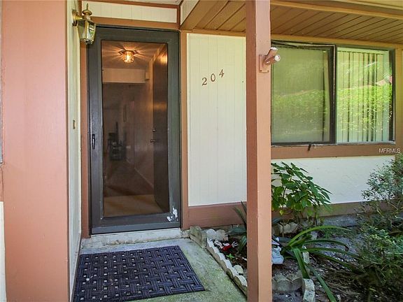 4th image of 204 Corkwood Ln