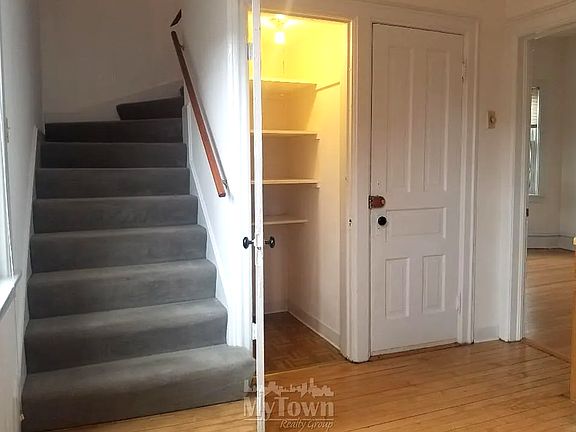3rd image of 1834 W Melrose St APT 2R