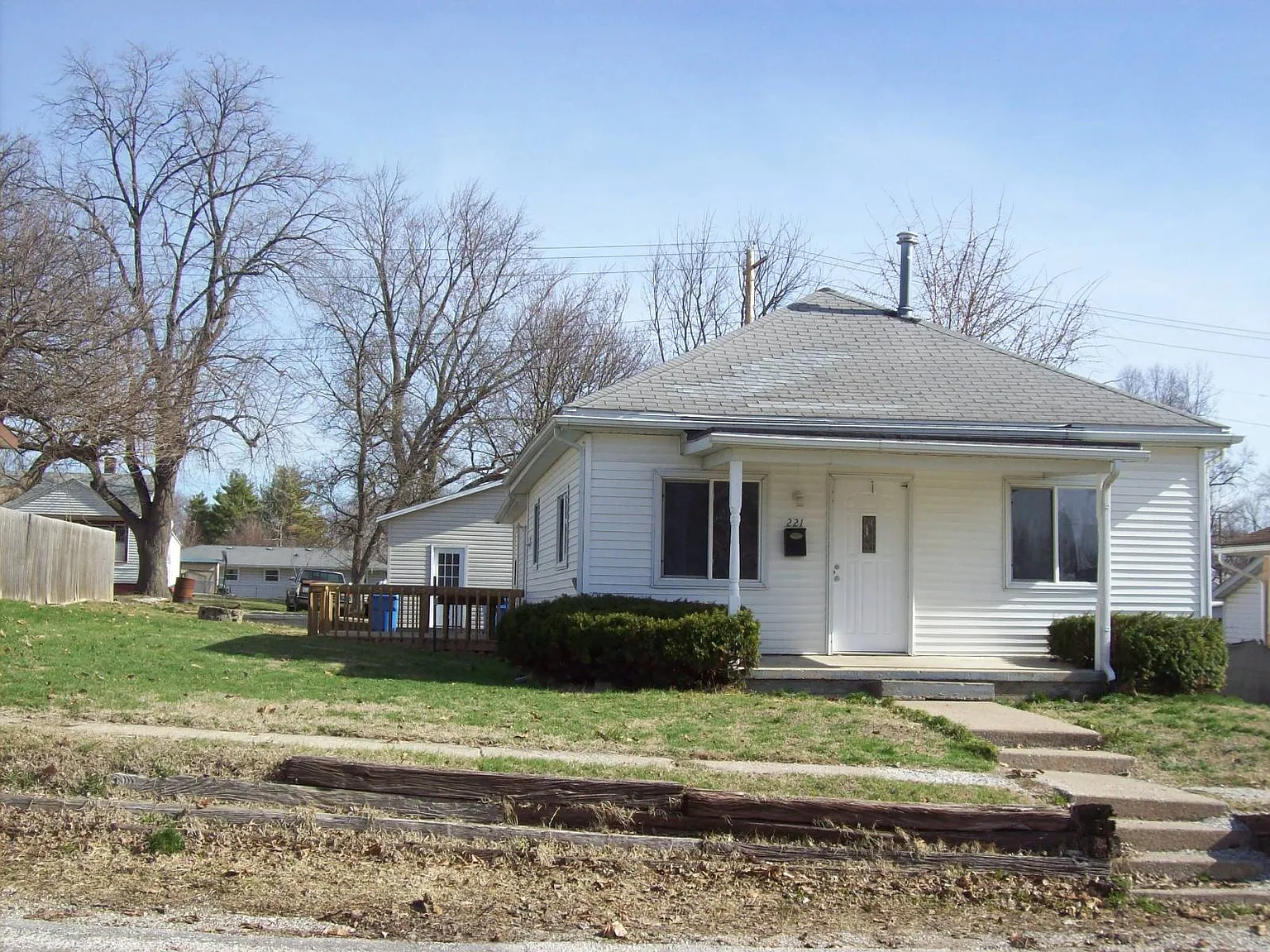 221 W Springfield St photo 1