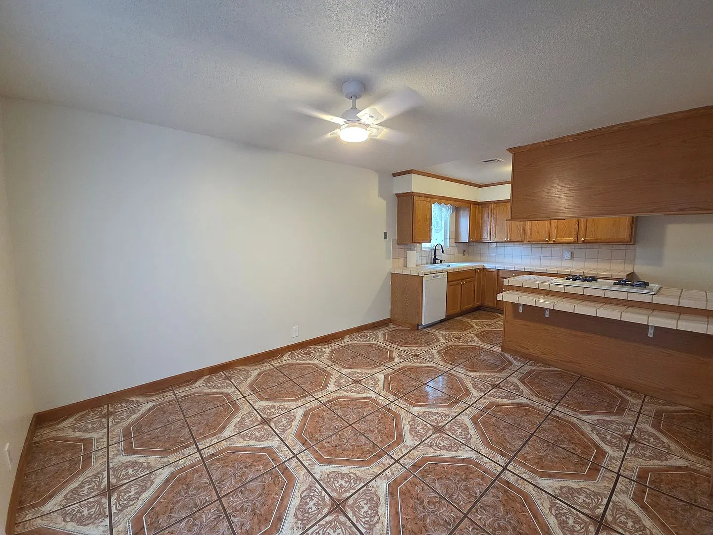 Timeless and effortless rental with lots of inviting space. — Photo 3