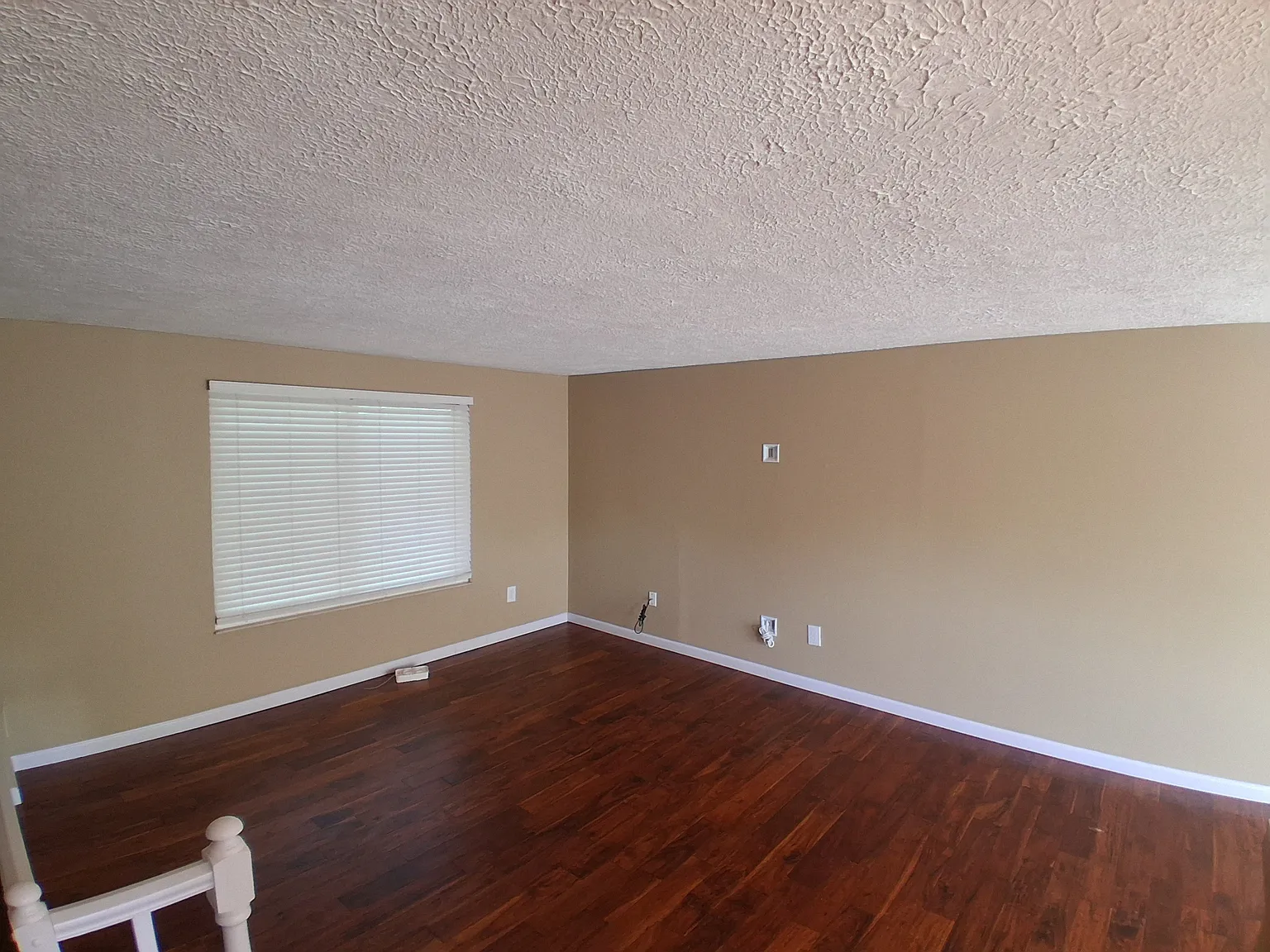 3 bed, 2.5 bath, 2214 sqft, $2,300 — Photo 2