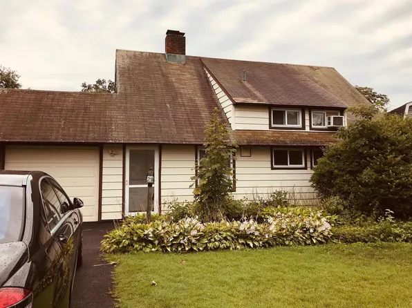 29 Bond Ln, Hicksville, NY 11801