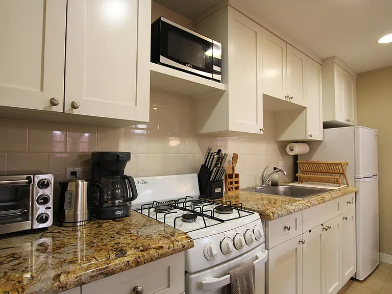 806 Bayview Dr — Photo 4