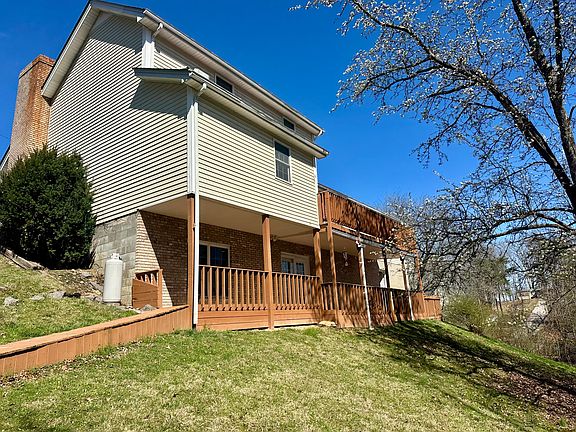 3rd image of 604 E 9th St