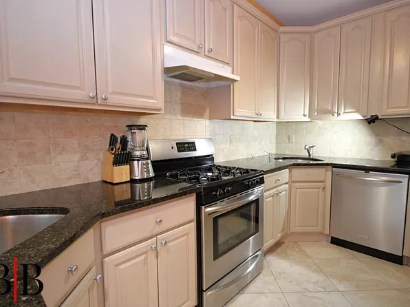 1674 East 22nd Street image 7 of 24