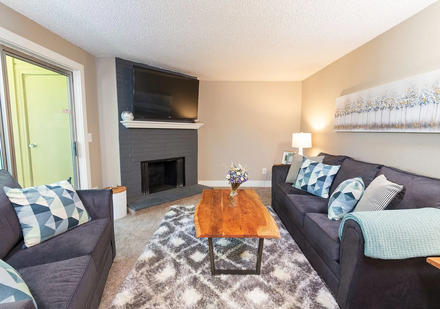 Beautifully Remodeled 3 Bed, 1.75 Bath Unit Available w/ Privacy in Fairwood! — Photo 3