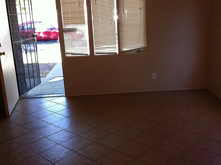 1045 E 9th St — Photo 7