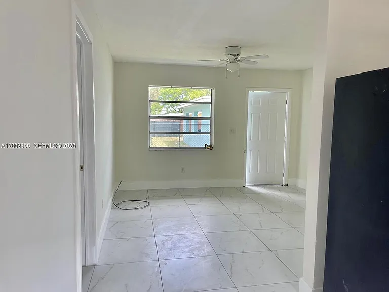 1013 NE 3rd Ave #3 — Photo 2