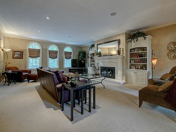 5th image of 32 Tanglewood Dr