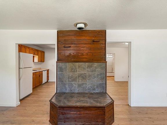 5th image of 451 W Spiers St
