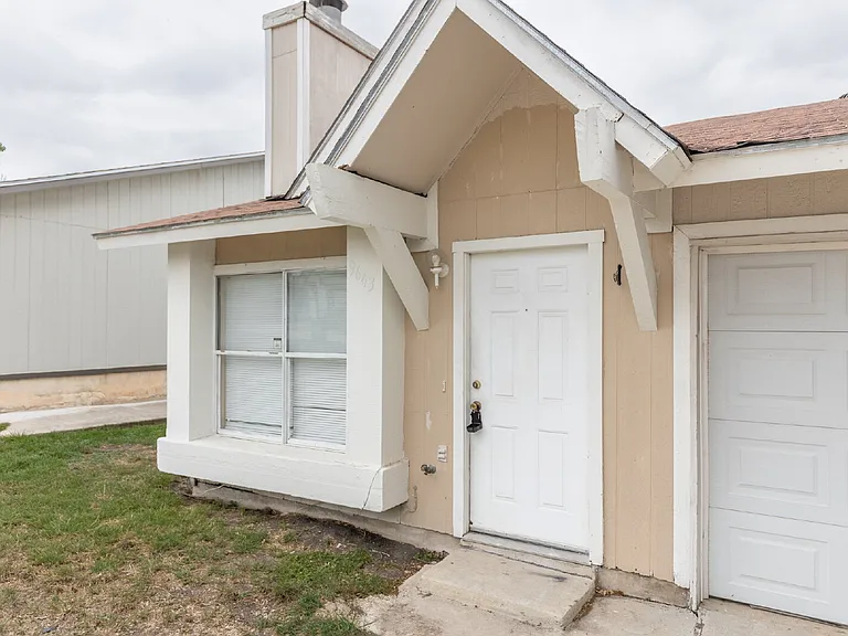 9643 Bratton Dr — Photo 3