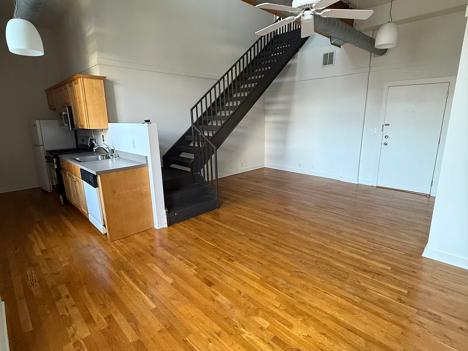 2 bed, 950 sqft, $3,890 — Photo 2