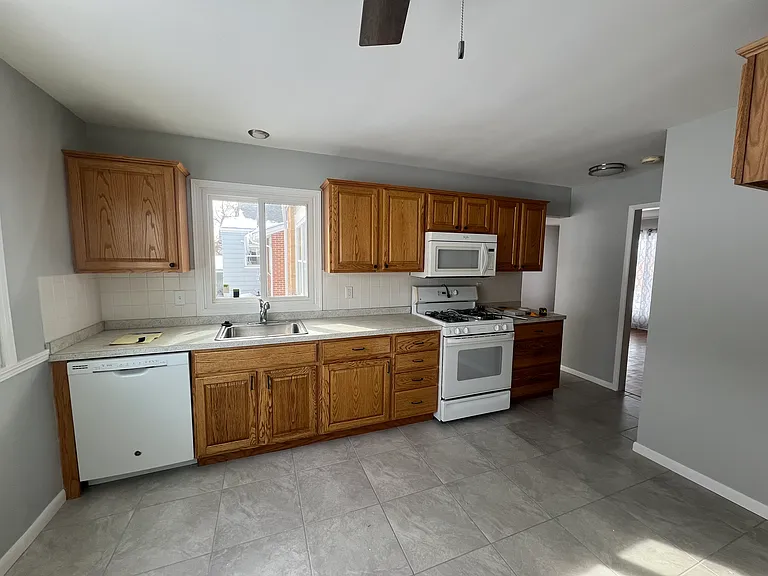 6685 Hollywood Dr — Photo 4
