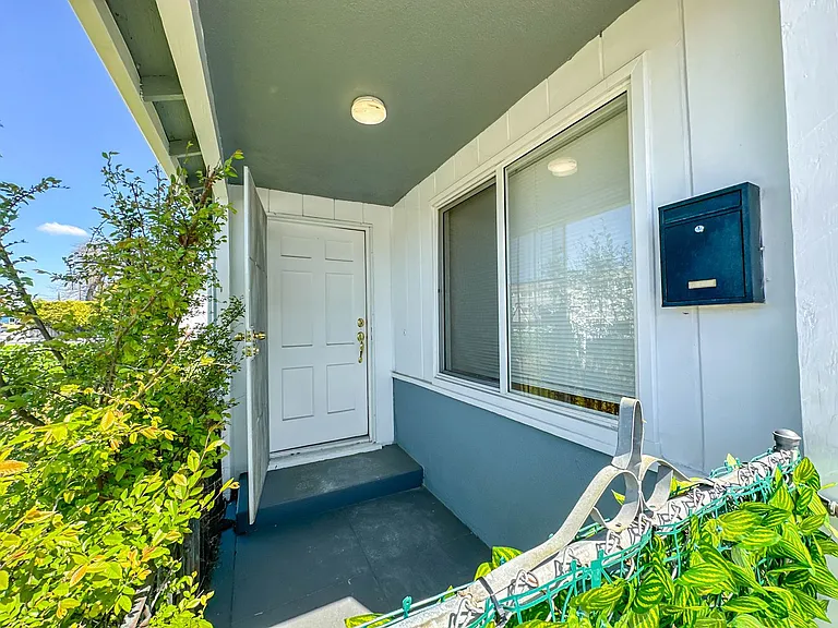 5702 Vineland Ave — Photo 3