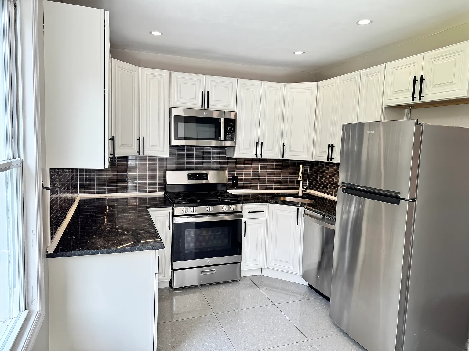 3 bed, 1926 sqft, $3,450 — Photo 4