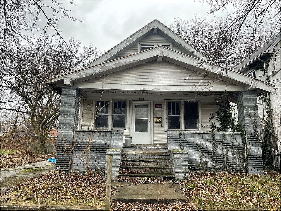 2nd image of 233 E Delaware Ave