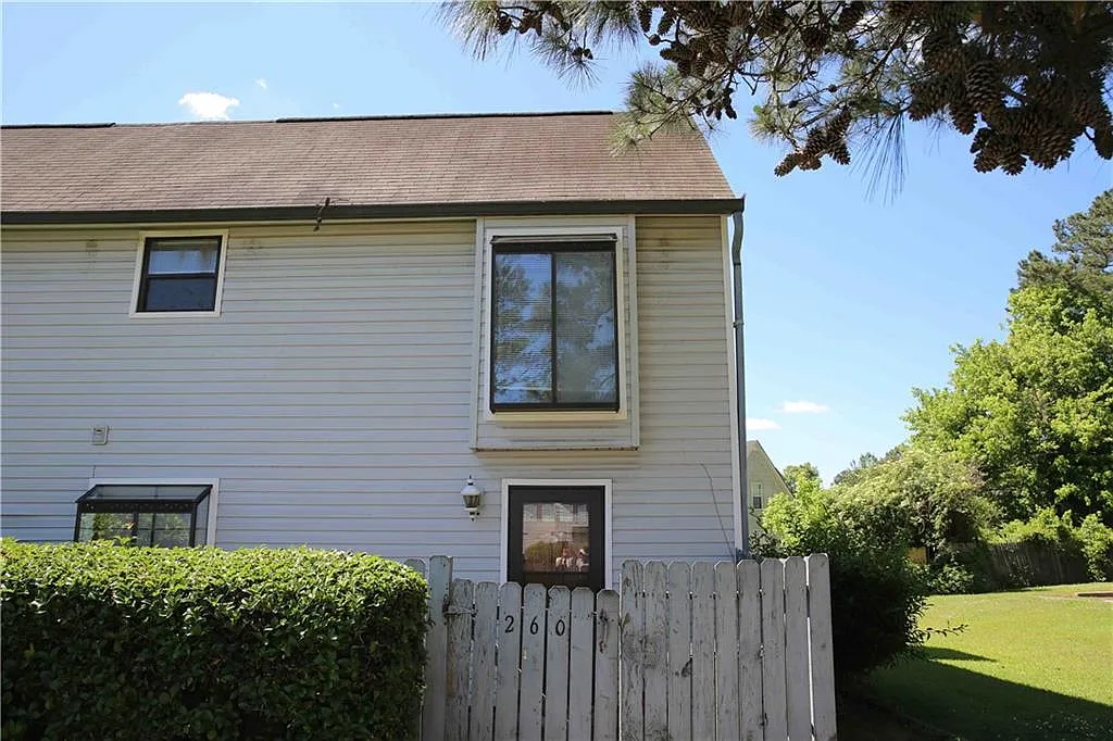 260 Country Club Dr photo 1