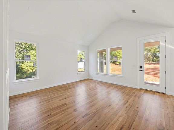 5th image of 403 Kenmore Dr