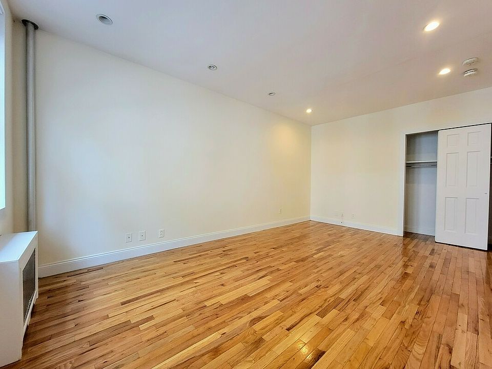 2nd image of 160 E 28th St APT 1B