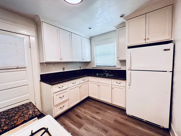 1134 E 1st St — Photo 12