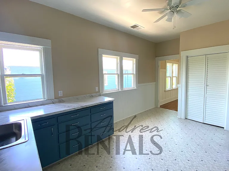 1028 Broadway — Photo 12
