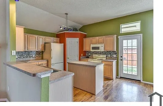 3933 Silver Springs Dr — Photo 7