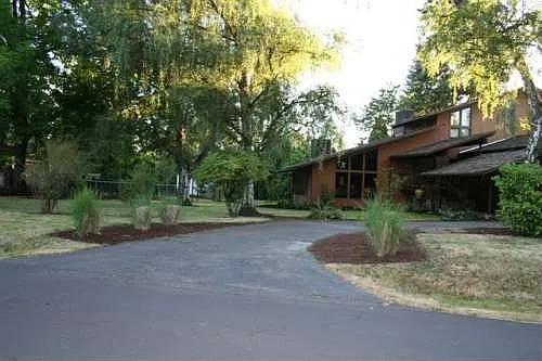 673 NE Darnielle Dr photo 1