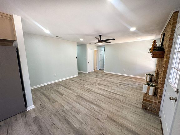 5th image of 301 Belmont Dr