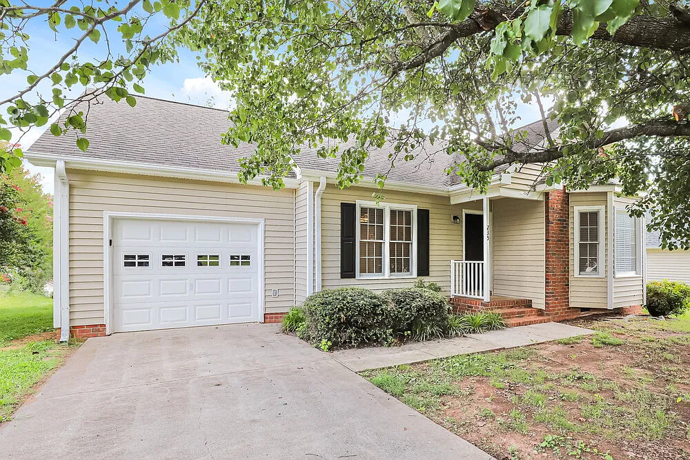 3 bed, 2.0 bath, 1229 sqft, $1,840 — Photo 3