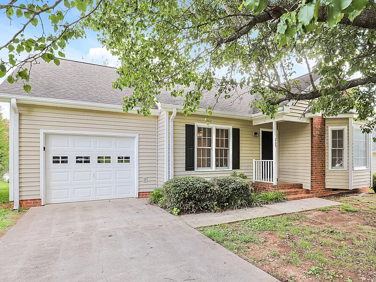 235 Lorraine Dr — Photo 3