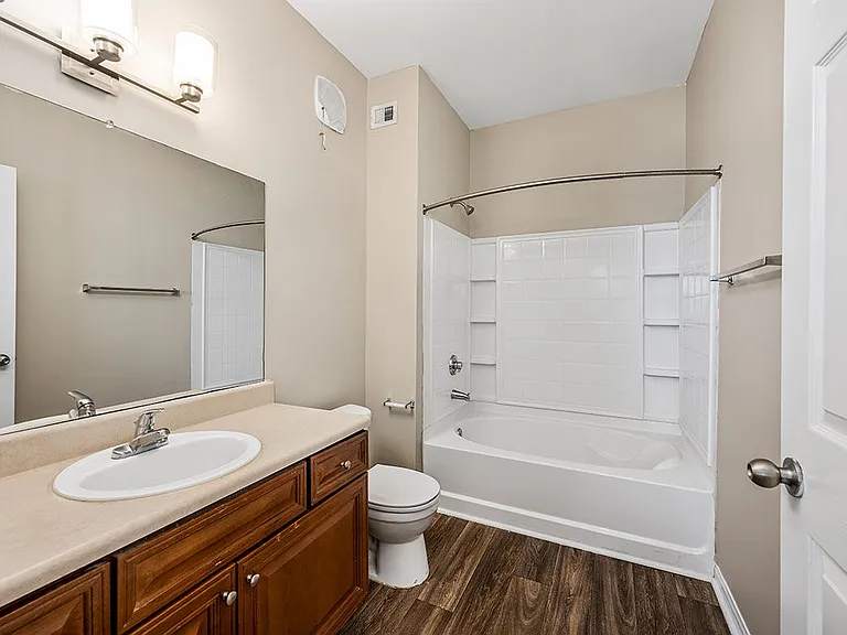 Houston Lake Apartments — Photo 23