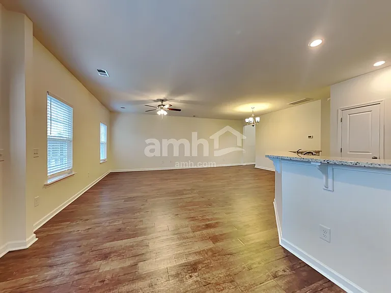 636 Redbud Ln — Photo 5