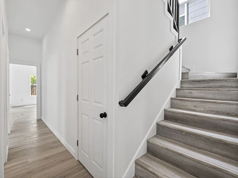 9007 Hilda St — Photo 6