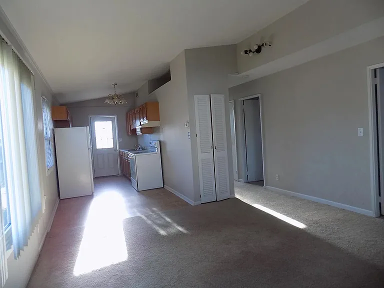 1425 Evans Ave — Photo 2