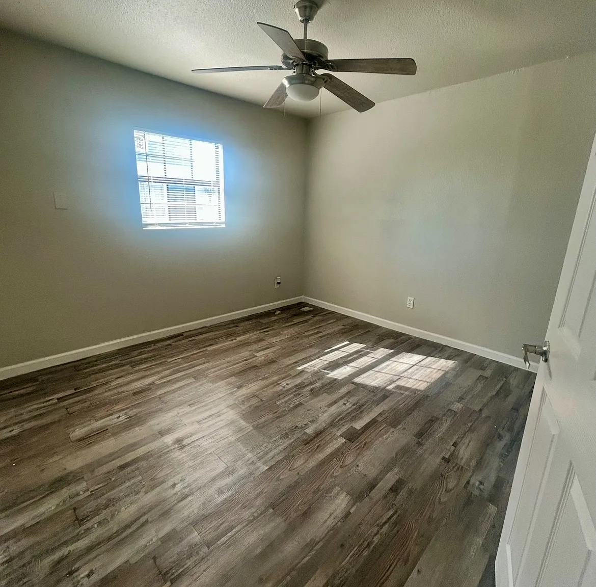 112 Green Point Dr — Photo 3