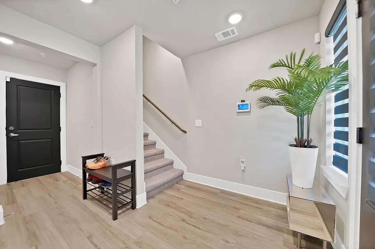 3 bed, 1870 sqft, $3,000 — Photo 2