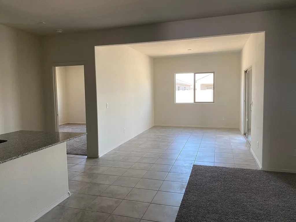4 bed, 1915 sqft, $2,100 — Photo 3