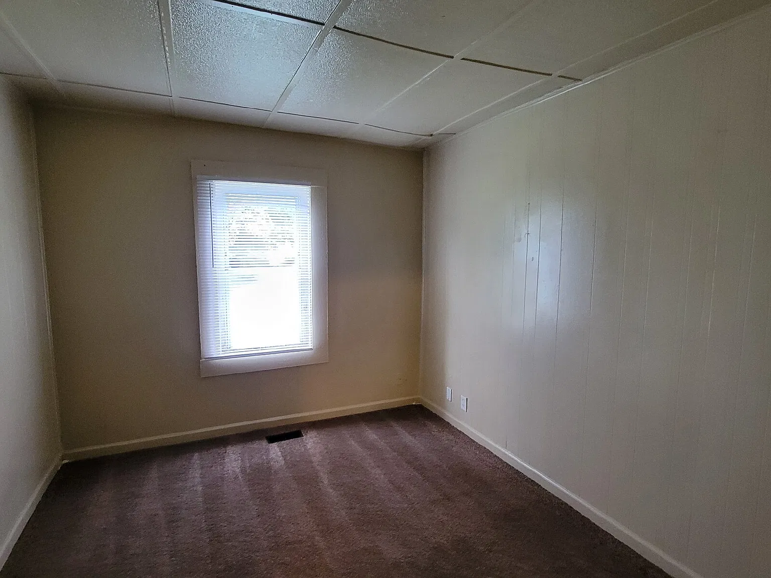 3 bed, 1.0 bath, $1,090 — Photo 2