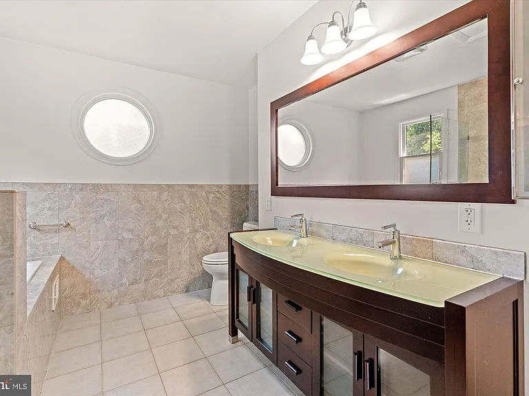 7504 Radnor Rd — Photo 28