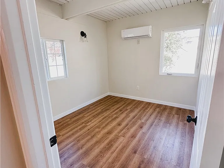 11571 Archwood St — Photo 6