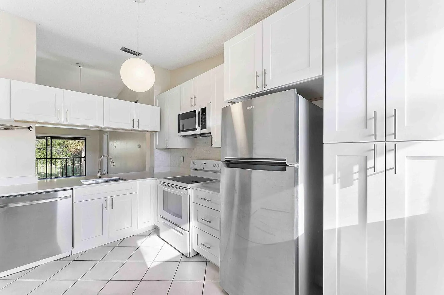 2 bed, 920 sqft, $2,500 — Photo 2
