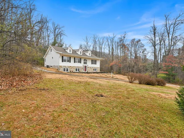 7962 Woodland Dr, Hanover, PA 17331