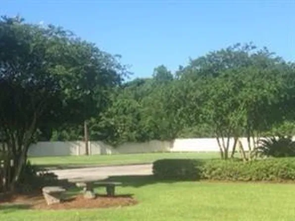 3560 Holiday Dr, New Orleans, LA 70114